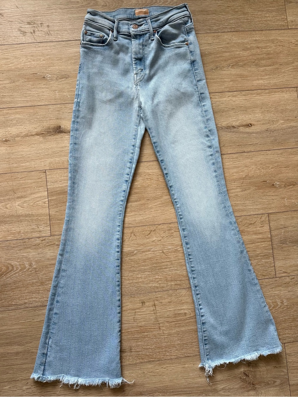 MOTHER The Weekender Fray Light Wash Flare Jeans California Cruiser *flaw*